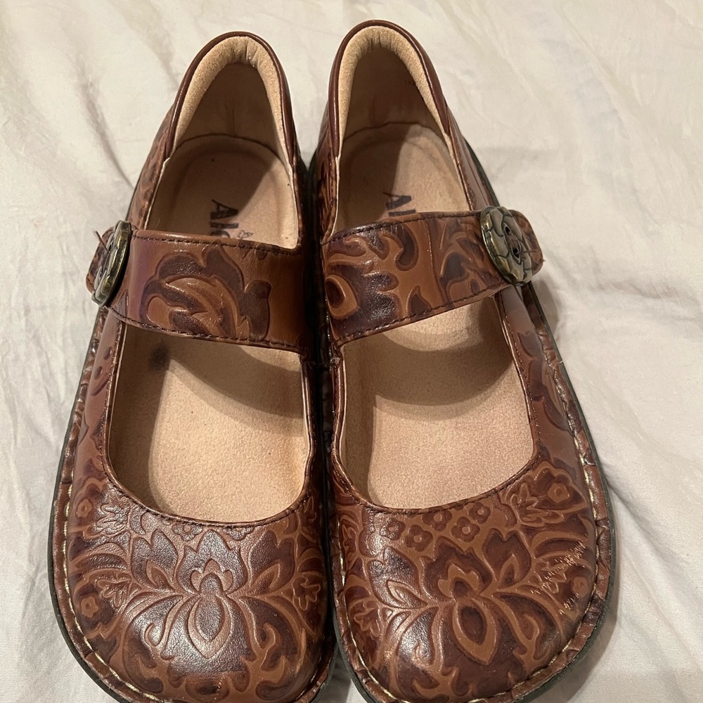 Algeria Mary Jane style shoes.